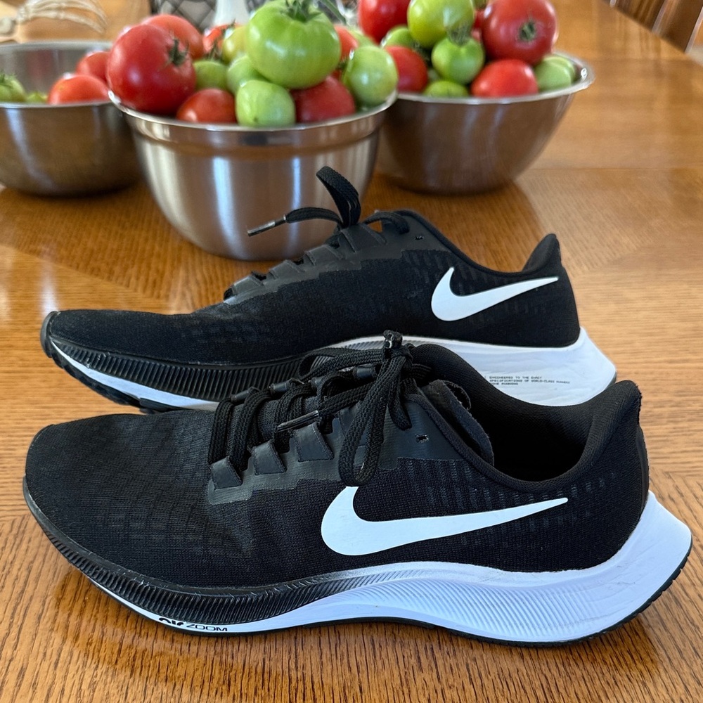 Women’s NIKE PEGASUS 37 size 9 Running Shoes